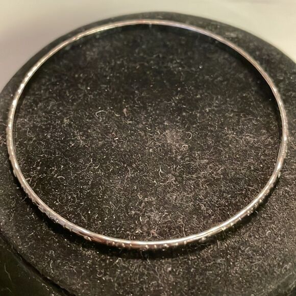 7.5” solid gunmetal gray bangle bracelet engraved all around w/“I love you” - Picture 3 of 8